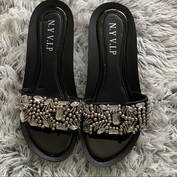 NWOT N.Y. V.I.P. Slides Size 9 - Picture 1 of 4